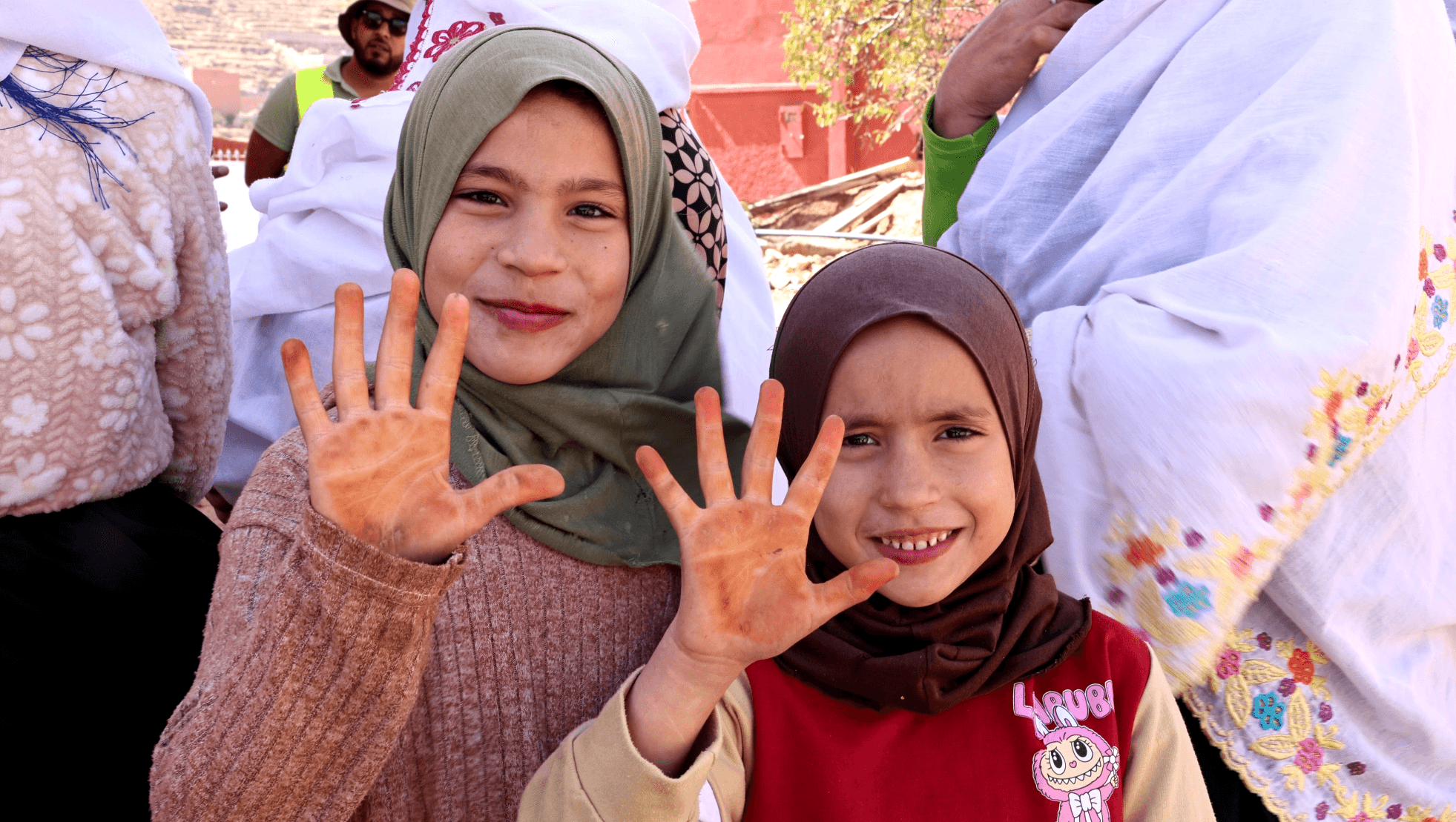Jeunes bénéficiaires de Maghreb Secours souriantes lors d'une action terrain au Maroc
