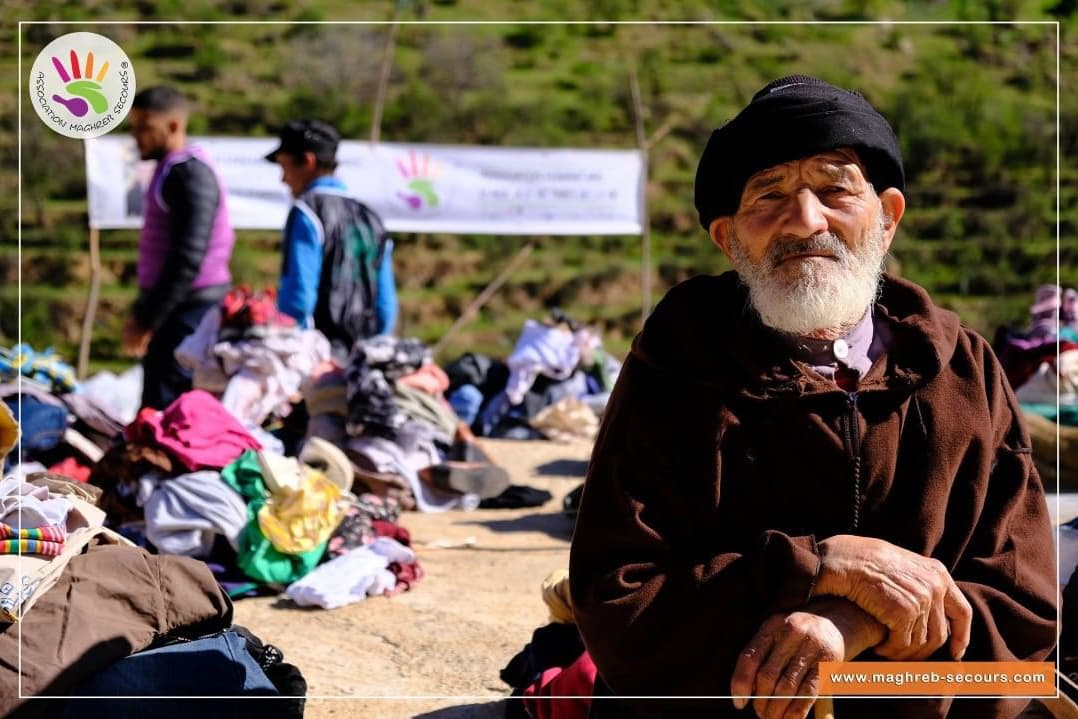 Bénéficiaire âgé d'une distribution de vêtements organisée par Maghreb Secours en zone rurale