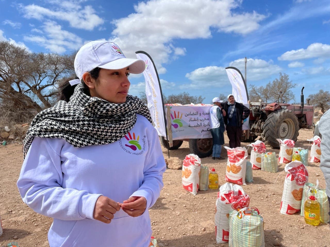 Bénévole de Maghreb Secours lors d'une distribution alimentaire en zone rurale au Maroc