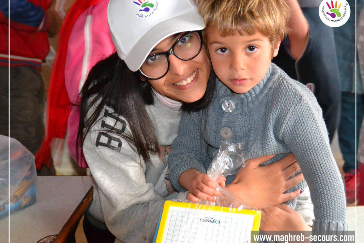 Une bénévole de Maghreb Secours avec un enfant