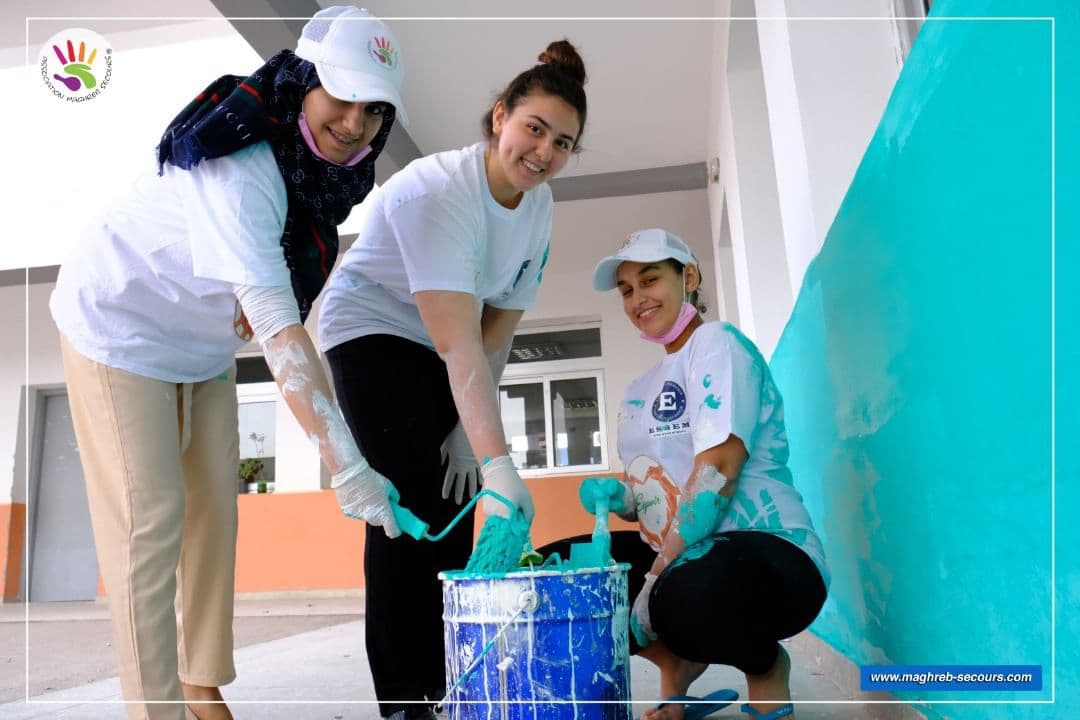 Bénévoles de Maghreb Secours rénovant une école au Maroc