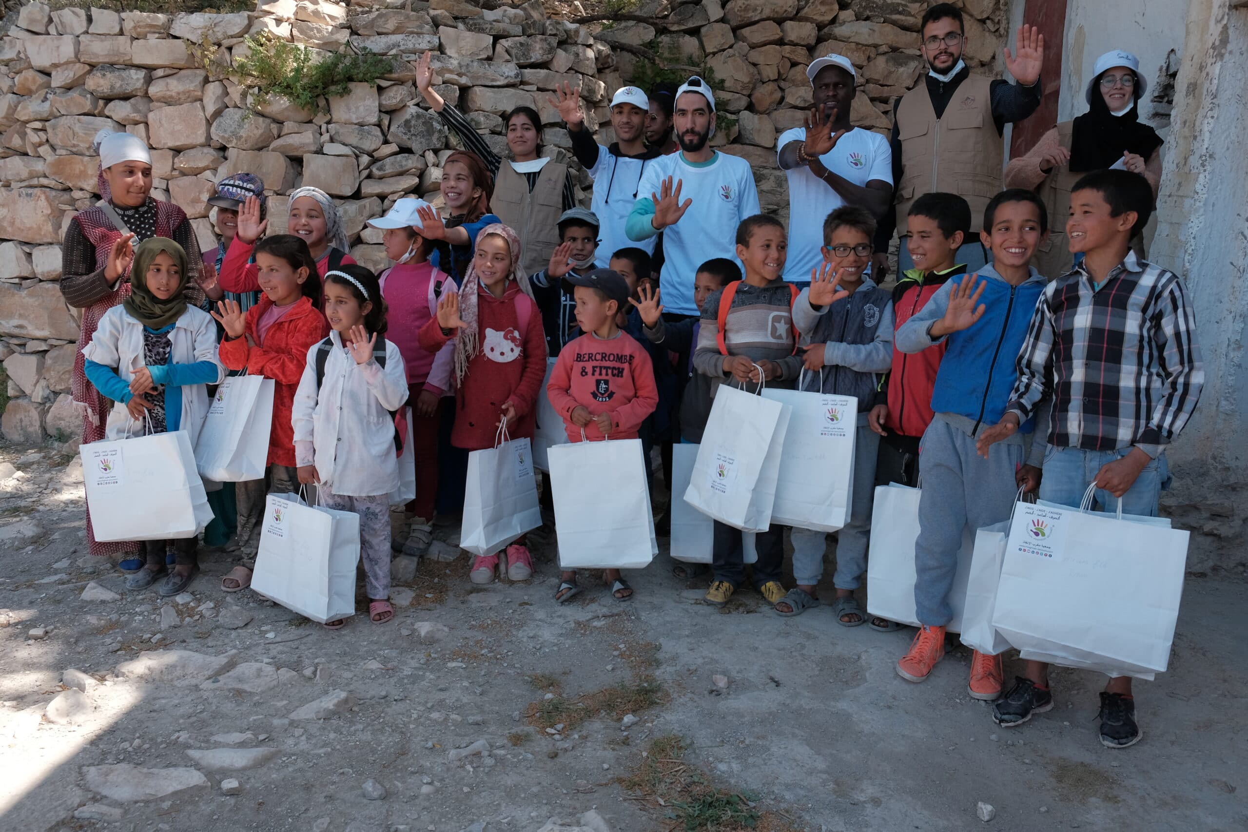 Distribution de kits aux enfants des villages du Haut Atlas par Maghreb Secours