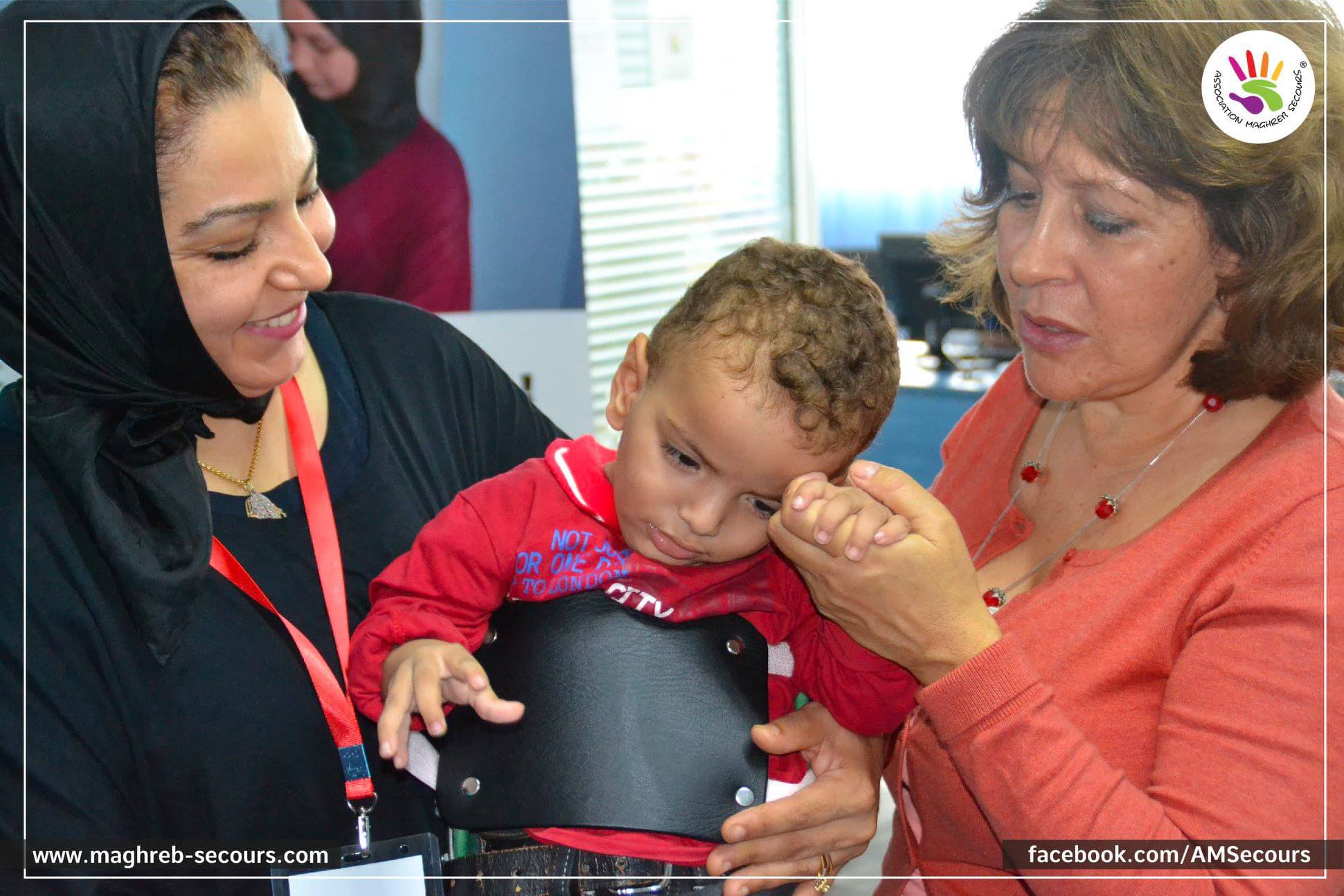 Enfant équipé d'une orthèse, accompagné par le département médical de Maghreb Secours